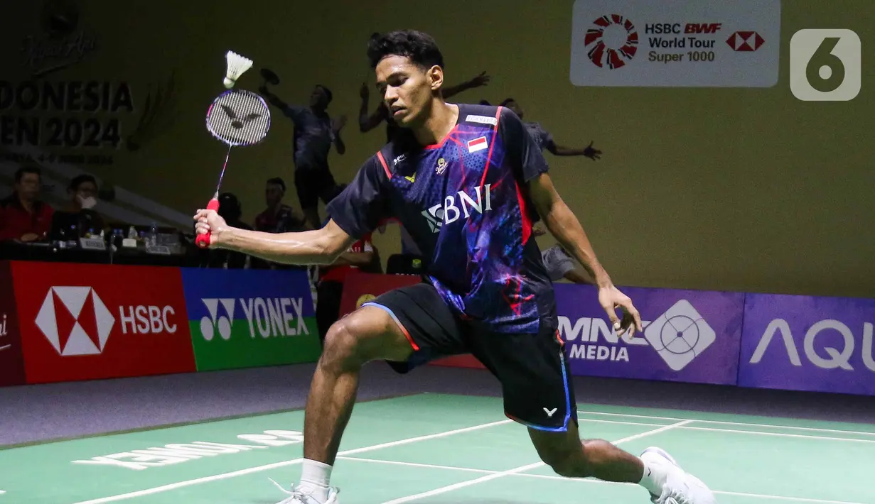 Chico Aura Dwi Wardoyo kalah dua set langsung (16-21, 9-21) dari Kantaphon Wangcharoen (Thailand). (Liputan6.com/Herman Zakharia)
