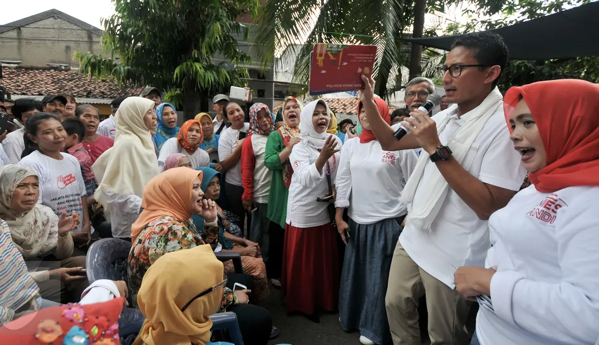 Calon Wakil Gubernur DKI Jakarta, Sandiaga Salahudin Uno saat menjelaskan visi dan misinya bila terpilih nanti, Jakarta, Selasa (6/12). Sandiaga Uno temui warga Jelambar untuk sosialisasi  visi misinya bila terpilih nanti. (Liputan6.com/Yoppy Renato)