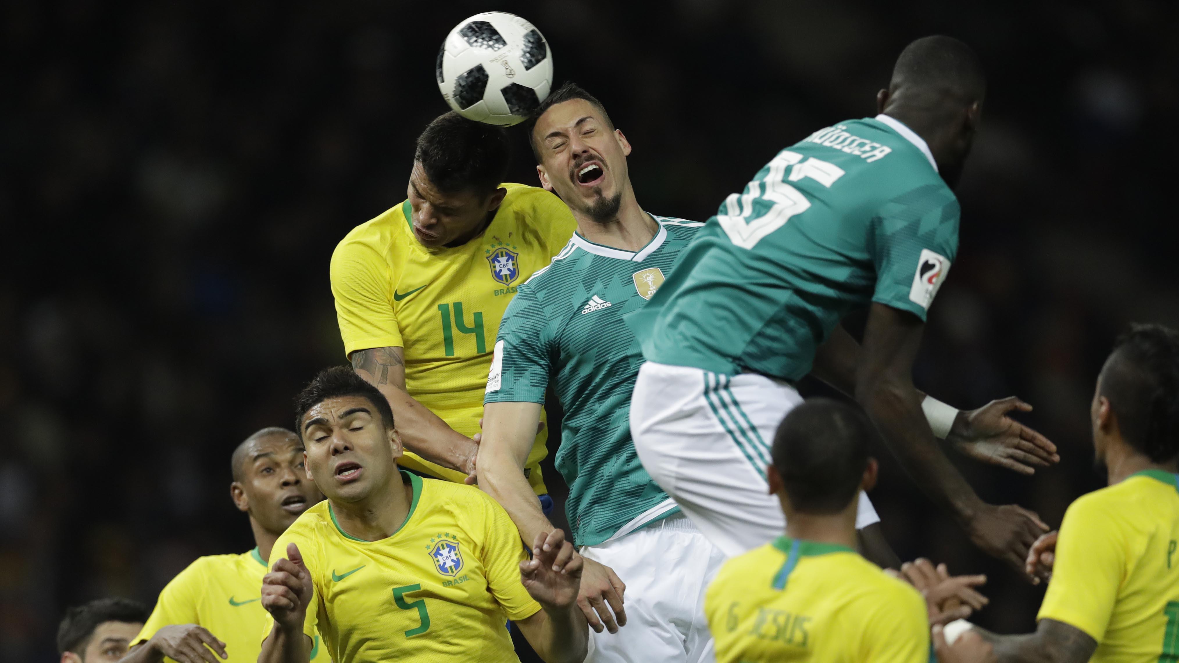 Bek Brasil, Thiago Silva, duel udara striker Jerman, Sandro Wagner, pada laga persahabatan di Stadion Olympiastadion, Berlin, Selasa (27/3/2018). Jerman takluk 0-1 dari Brasil. (AP/Michael Sohn)