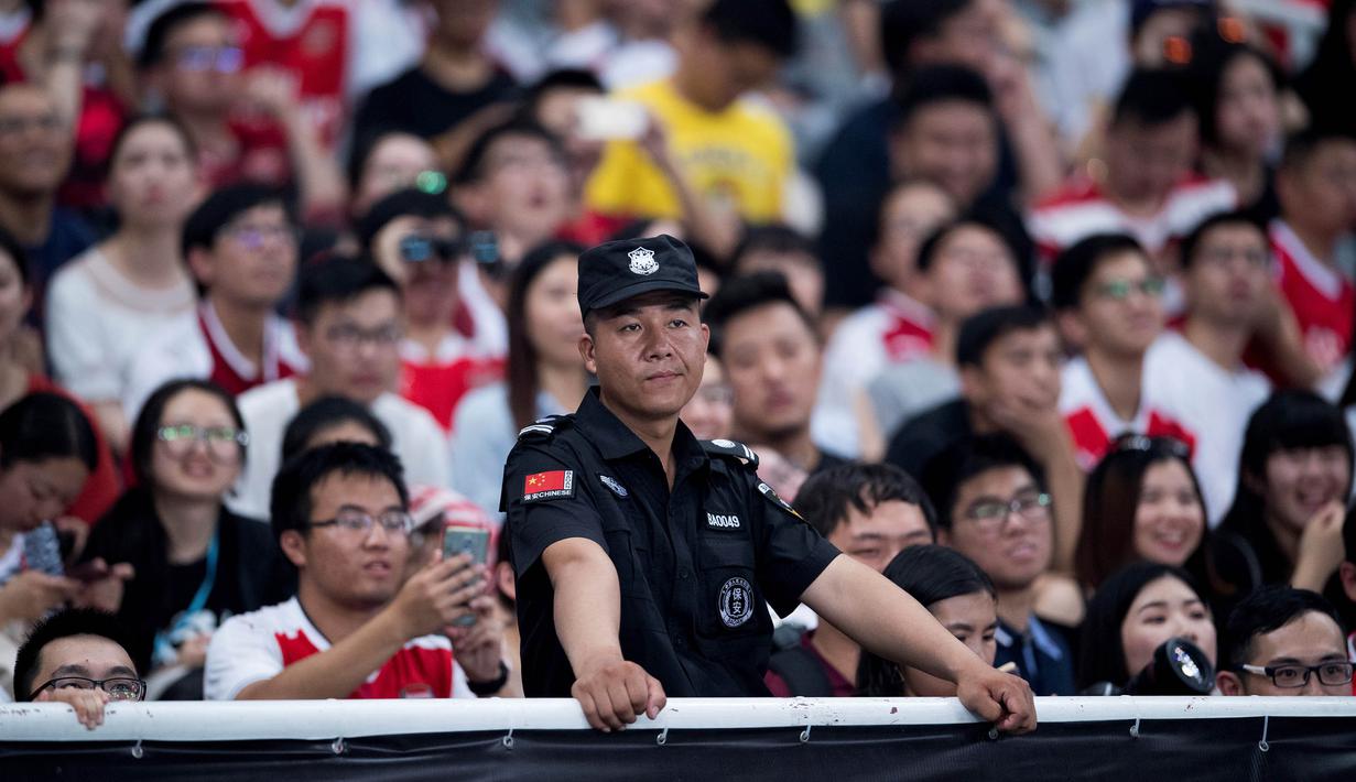 Sejumlah suporter menyaksikan latihan Arsenal di Shanghai, Selasa (18/7/2017). Arsenal akan menghadapi Bayern Munchen pada laga International Champions Cup. (AFP/Johannes Eisele)