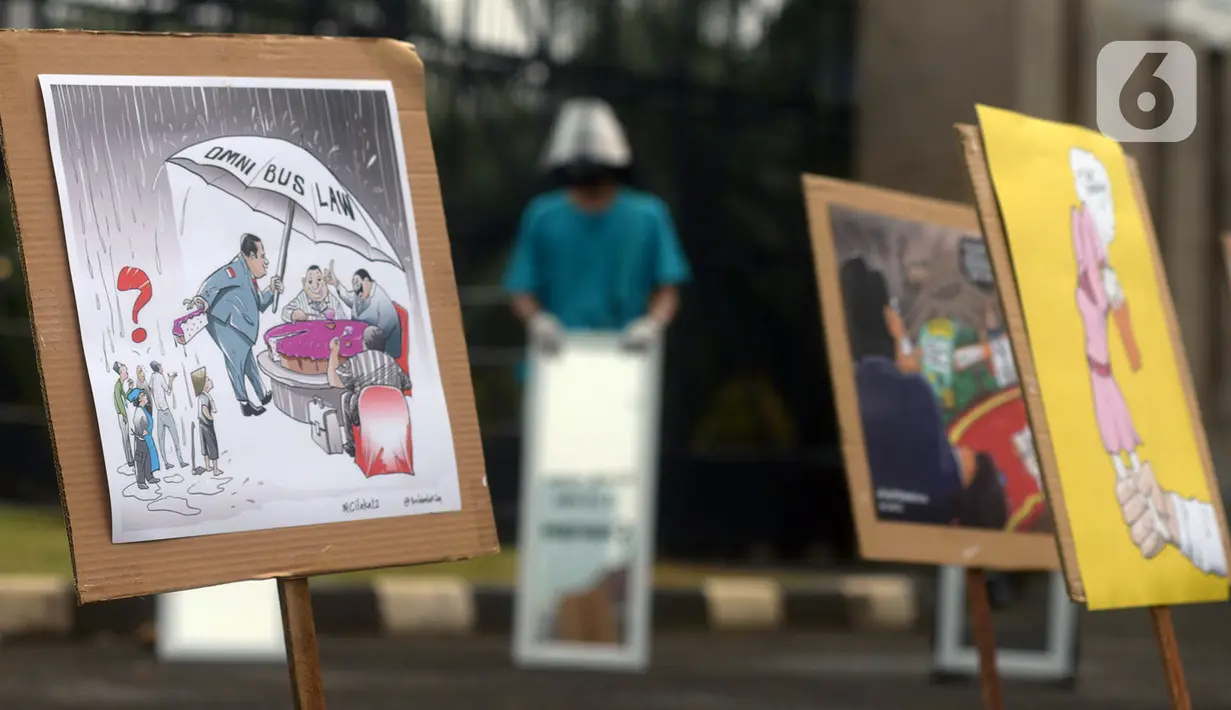 Sejumlah aktivis melakukan aksi damai di depan Kompleks Parlemen Senayan, Jakarta, Selasa (14/7/2020). Dalam aksinya mereka menuntut DPR untuk membatalkan Rancangan Undang-Undang (RUU) Cipta kerja atau Omnibus Law. (merdeka.com/Imam Buhori)