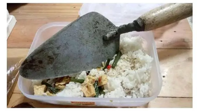 6 Potret Kuli Bangunan Istirahat Makan Siang, Makanannya Porsi Jumbo