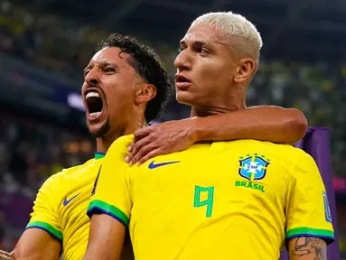 Pemain Brasil Richarlison (kanan) merayakan bersama rekan setimnya Marquinhos usai mencetak gol ke gawang Korea Selatan pada pertandingan sepak bola babak 16 besar Piala Dunia 2022 di Stadion Education City, Al Rayyan, Qatar, 5 Desember 2022. Brasil mengalahkan Korea Selatan dengan skor 4-1. (AP Photo/Manu Fernandez)