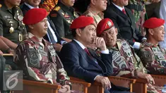 Menkopolhukam Luhut Binsar Pandjaitan menghadiri HUT Kopassus ke-64 di Makopassus, Jakarta, Sabtu (16/4). HUT mengangkat Tema Loyalitas, Moralitas dan Integritas demi mewujudkan Prajurit Hebat Profesional dan Dicintai Rakyat. (Liputan6.com/Helmi Afandi)