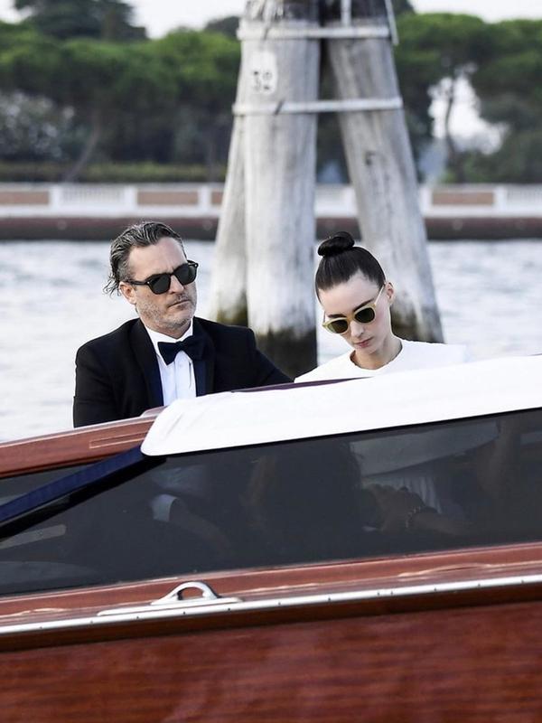 Potret Kemesraan Joaquin Phoenix 'Pemeran Joker' dan Rooney Mara (sumber: instagram/@rooneymaradaily)