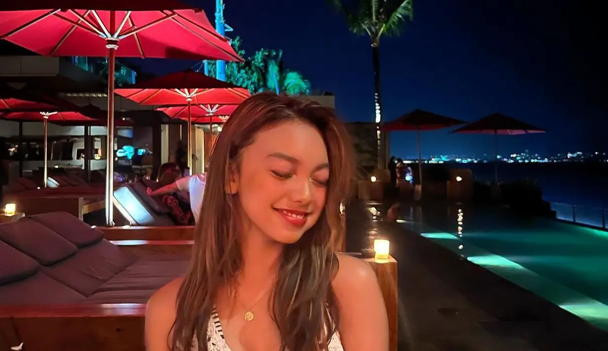 Bersantai di dekat kolam renang, Naura Ayu tampil simple tapi stylish mengenakan macrame dress dengan detail backless warna krem. (Instagram/naura.ayu).