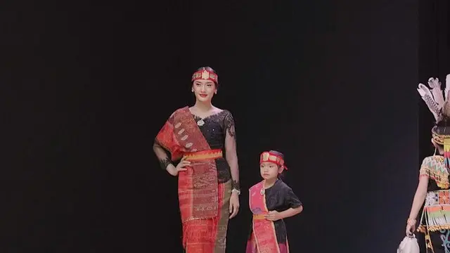 Gaya Kompak Anissa Aziza Istri Raditya Dika dan Putrinya Dibalut baju adat Sumatera Utara. [@anissaaziza]