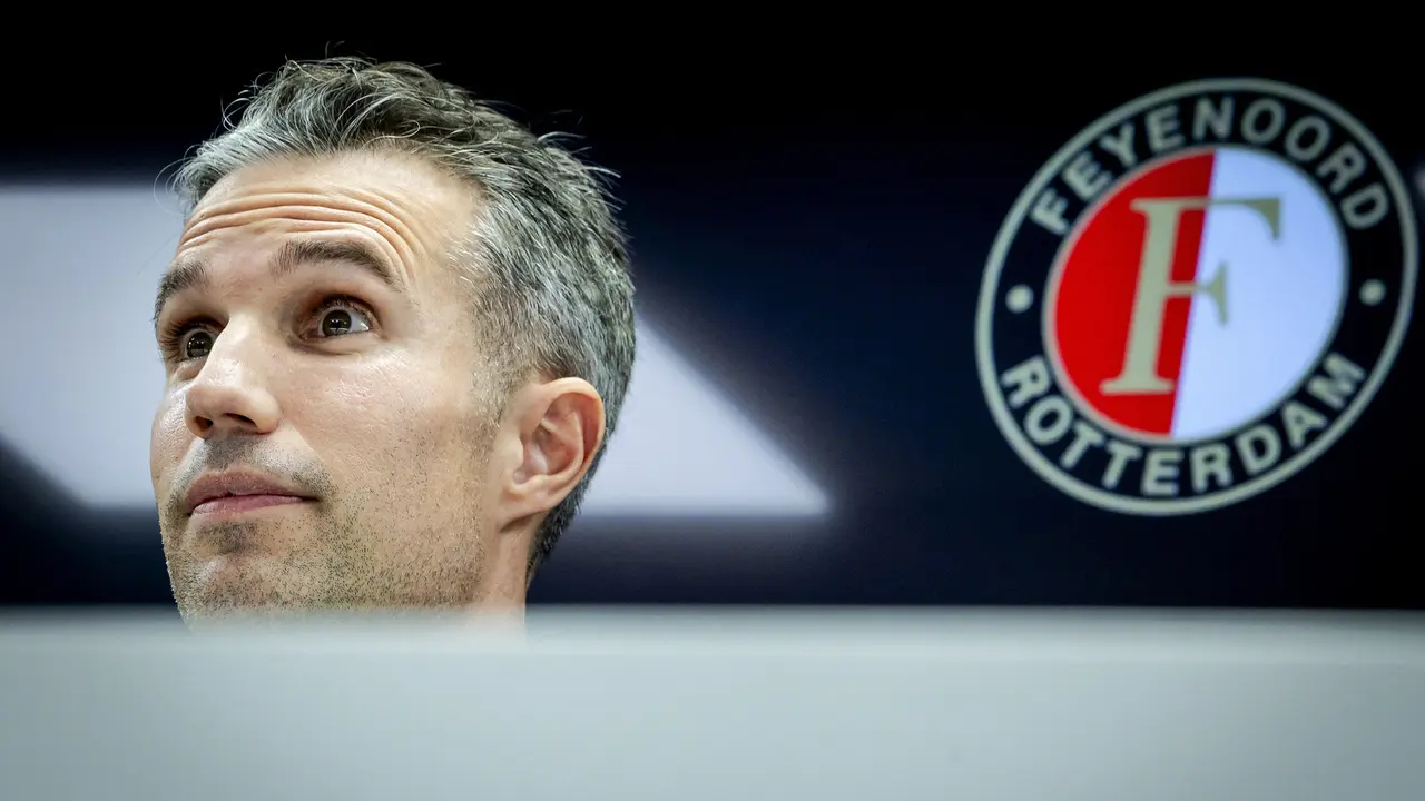 Foto: Robin van Persie Resmi Jadi Pelatih Baru Feyenoord, Dapat Ucapan Selamat dari Arsene Wenger