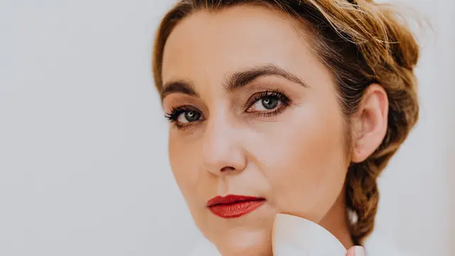 Aplikasikan makeup dengan spons