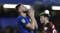 Striker Chelsea, Olivier Giroud, tampak kecewa usai gagal membobol gawang Bournemouth pada laga Piala Liga Inggris di Stadion Stamford Bridge, Kamis (20/12). Chelsea menang 1-0 atas Bournemouth. (AP/Alastair Grant)