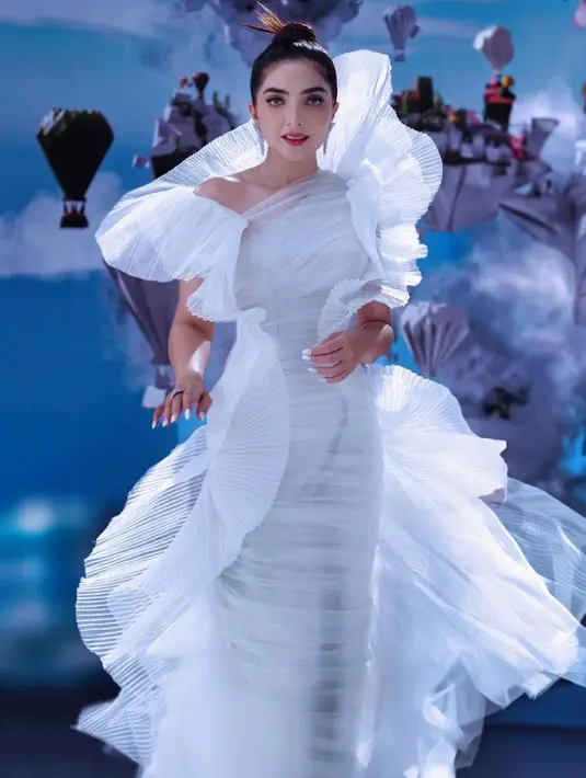 Di sebuah photoshoot, penampilan Ashanty dibalut gaun putih ini juga tak main-main. Pesonanya luar biasa terpancar dari kostum yang tak biasa. [Foto: Instagram/ashanty_ash]