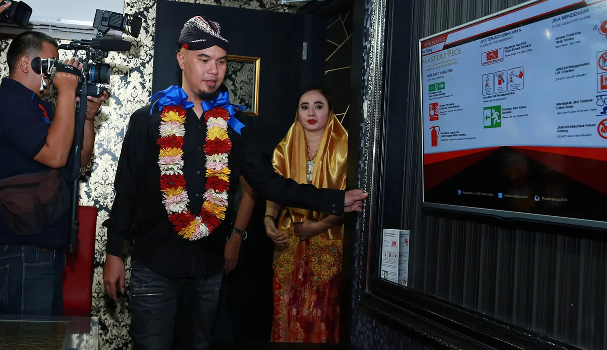 "Yang penting kita berbeda. Dari awal di musik pun boleh dibilang Dewa 19 agak berbeda. Bahkan, pandangan politik saya pun berbeda. Memang saya berbeda. Itu salah satu kiat-kiat sukses, semakin beda makin asyik,"ujar Dhani. (Deki Prayoga/Bintang.com)