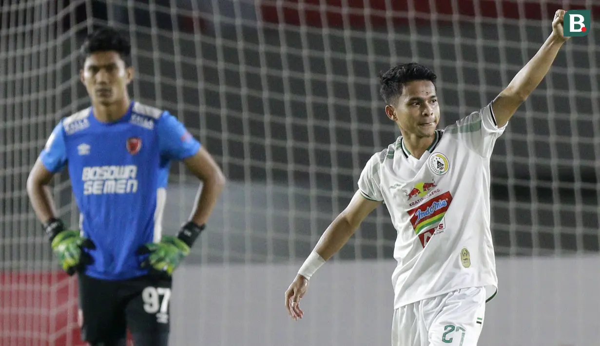 Kedudukan imbang ini tidak bertahan lama, PSS kembali unggul berkat gol cantik Irkham Mila di menit ke-65. (Bola.com/M Iqbal Ichsan)