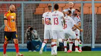 Gelandang AC Milan, Samu Castillejo (kanan atas) berselebrasi dengan rekan satu tim setelah mencetak gol ke gawang Lecce pada pertandingan lanjutan liga Serie A Italia di stadion Via del Mare di Lecce, Italia (22/6/2020). AC Milan menang telak atas Lecce 4-1. (Donato Fasano / LaPresse via AP )