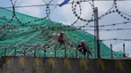Tim penyelamat melanjutkan operasi pencarian di sebuah bangunan yang runtuh di mana beberapa orang diyakini terjebak di kota Angeles, provinsi Pampanga, Utara Manila, Senin 25 Mei 2026. (AP Photo/Aaron Favila)