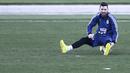 Gelandang Argentina, Lionel Messi, duduk santai saat latihan di Valdebebas, Madrid, Selasa (19/3). Latihan ini merupakan persiapan jelang laga persahabatan melawan Venezuela. (AFP/Benjamin Cremel)