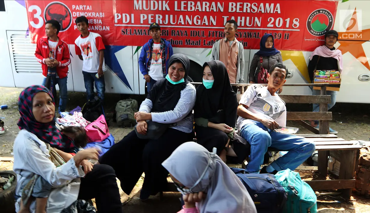 Peserta mudik gratis menunggu diberangkatkan dari Kantor DPP PDIP, Jakarta, Selasa (12/6). Kota tujuan mudik gratis seperti Jawa Barat dan Jawa Tengah. (Liputan6.com/JohanTallo)