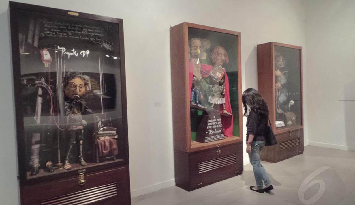 Belasan boneka dengan bentuk menyeramkan berada di dalam lemari etalase berkaca di ruang pameran ini, Jakarta, Jumat (15/8/14). (Liputan6.com/Faizal Fanani) 