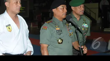 Panglima TNI Jenderal TNI Dr. Moeldoko saat membuka Kejuaraan Nasional (Kejurnas) Karate Panglima TNI III di GOR Ahmad Yani Mabes TNI Cilangkap, Jakarta, Kamis (15/1/2015). (Liputan6.com/Herman Zakharia)