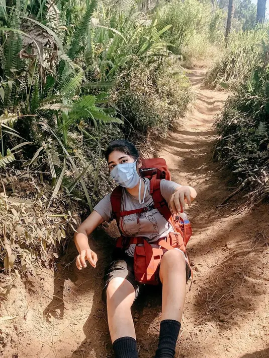 Sebagai seorang aktris, ia pun memiliki hobi liburan. Berbagai destinasi wisata pilihan di Indonesia pun pernah ia kunjungi. Seperti Bali, Labuan Bajo, dan WarRebo. Selain itu, ia pun memiliki hobi yang cukup menantang. (Liputan6.com/IG/@debisagita)