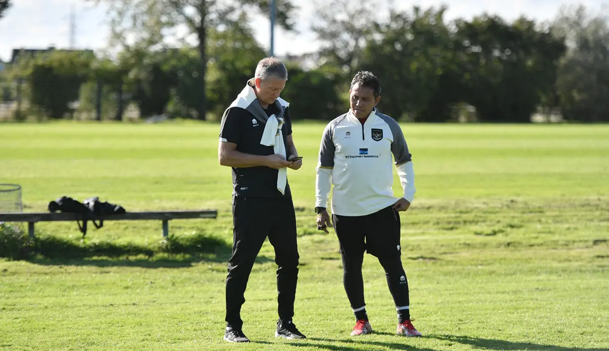 Pelatih Timnas Indonesia, Bima Sakti (kanan), berdiskusi dengan konsultan pelatih Timnas Indonesia U-17, Frank Wortmuth, dalam sesi latihan perdana di Borussia-Park Training Ground, Jerman, Selasa (19/9/2023). (Dok. PSSI)