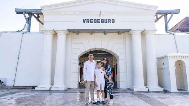 Momen keluarga Raffi Ahmad berlibur ke Museum Benteng Vredeburg (credit: instagram/raffinagita1717)