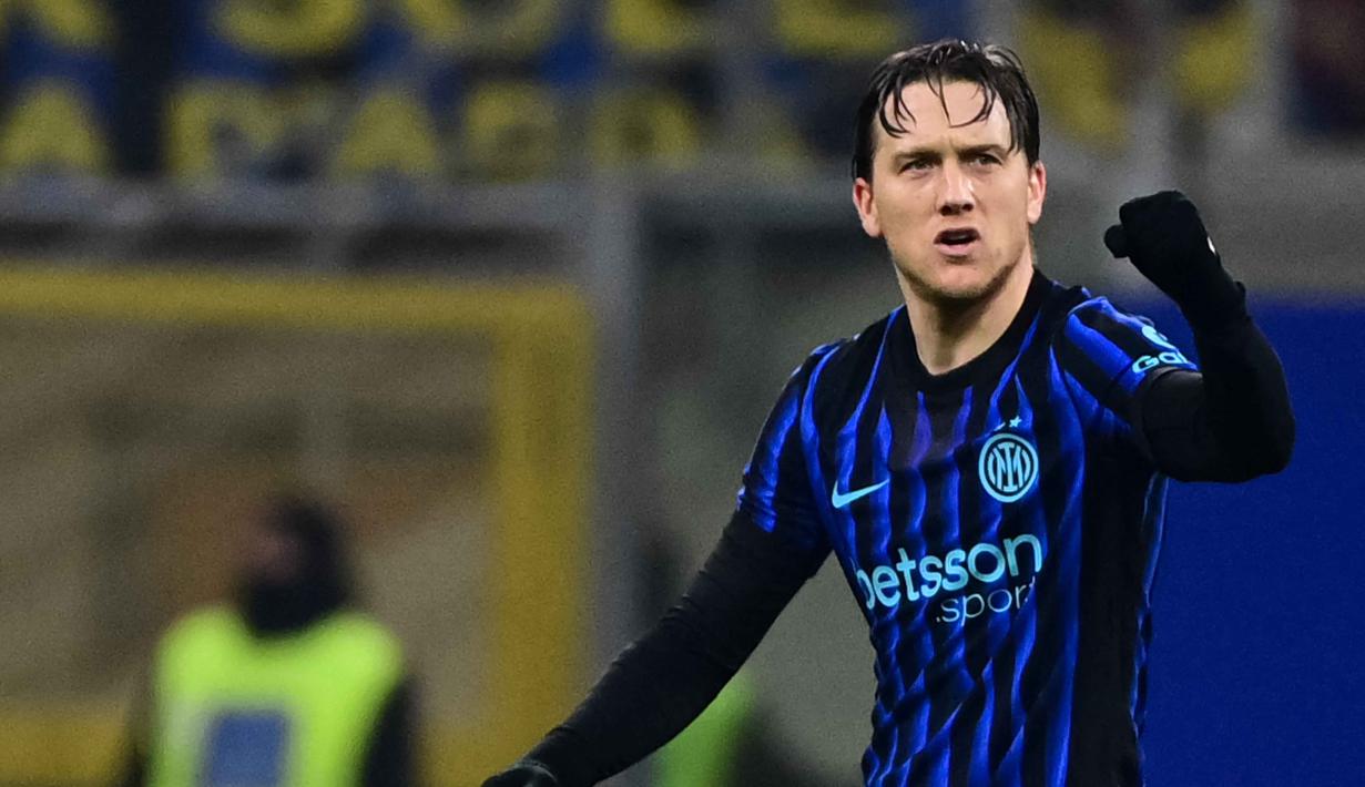 Baru pada menit ke-39, Inter Milan berhasil memecah kebuntuan dan unggul lewat aksi Piotr Zielinski. Tampak dalam foto, gelandang Inter Milan asal Polandia, Piotr Zielinski melakukan selebrasi usai mencetak gol untuk I Nerazzurri dalam pertandingan pekan ke-17 Serie A Italia melawan Bologna di Stadion San Siro, Milan, Minggu (4/1/2026) waktu setempat atau Senin (5/1/2026) dini hari WIB. (Piero CRUCIATTI/AFP)