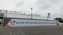 <p>Hanya deretan spanduk, banner dan bendera SEA Games 2021 yang terpampang. (Bola.com/Muhammad Adiyaksa)</p>