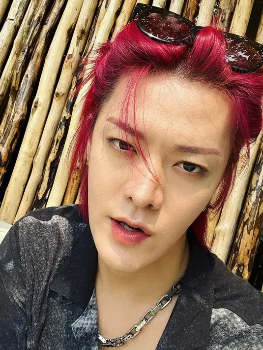 Sementara itu dengan rambut merah membara, Yuta mengenakan kemeja hitam dilengkapi kalung rantainya. [@yuu_taa_1026]