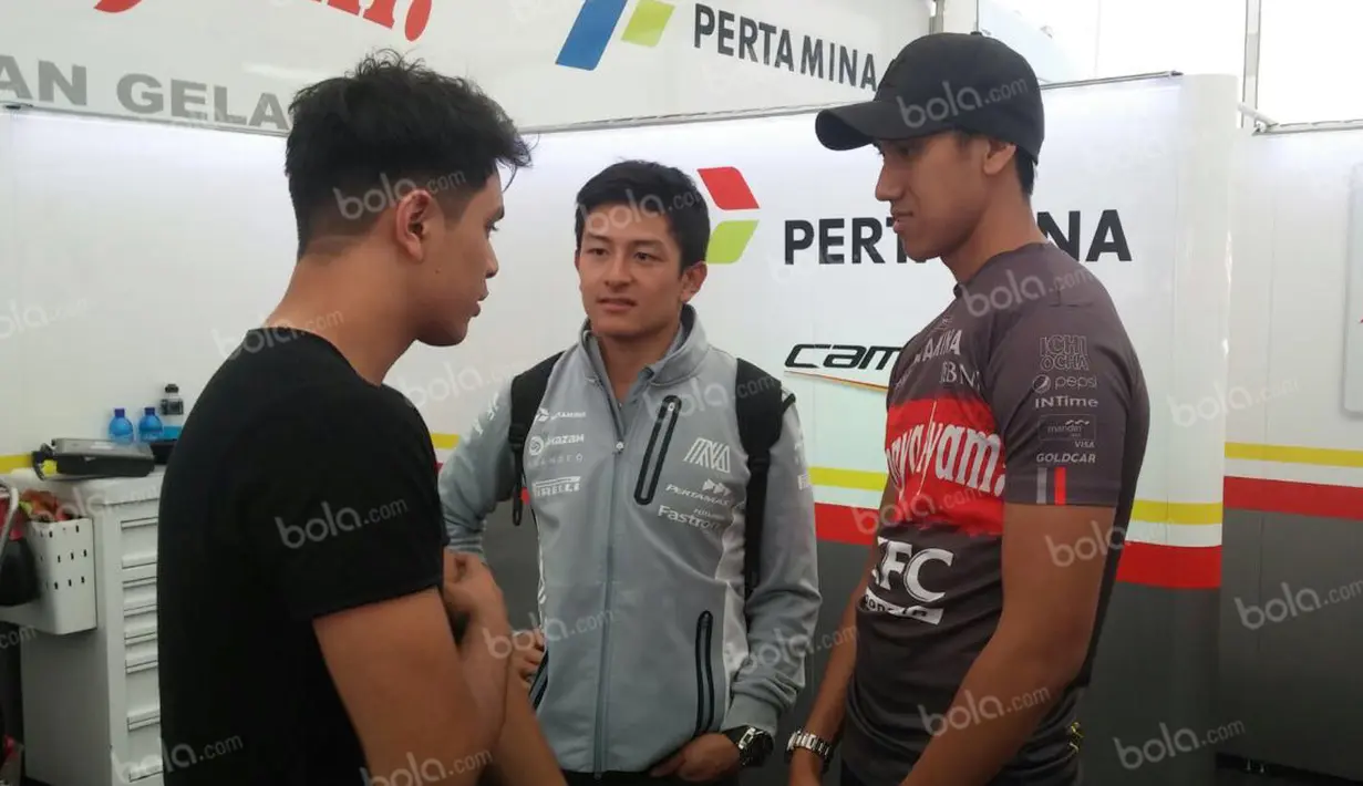 Pebalap Manor Racing asal Indonesia, Rio Haryanto, memberikan semangat kepada pebalap GP2 Indonesia, Philo Paz Armand (kiri) dan Sean Gelael di paddock Pertamina Campos Racing di Sirkuit Catalunya, Spanyol, Sabtu (14/5/2016). (Bola.com/Reza Khomaini)