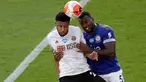 Penyerang Sheffield United, Lys Mousset melompat saat berebut bola dengan bek Leicester City, Wes Morgan dalam lanjutan Liga Inggris pekan ke-36 di Stadion King Power, Kamis (16/7/2020). Leicester City sukses menggulung tamunya, Sheffield United dengan skor 2-0. (David Davies/Pool via AP)