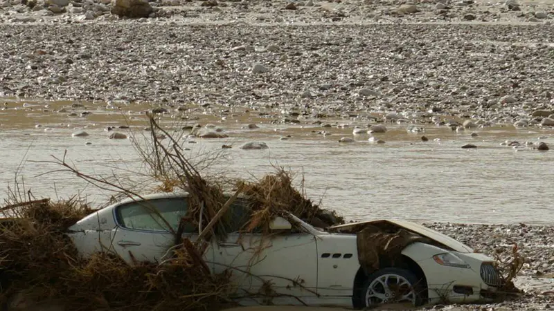 Maserati Quattrorporte Terbengkalai di Sungai Israel