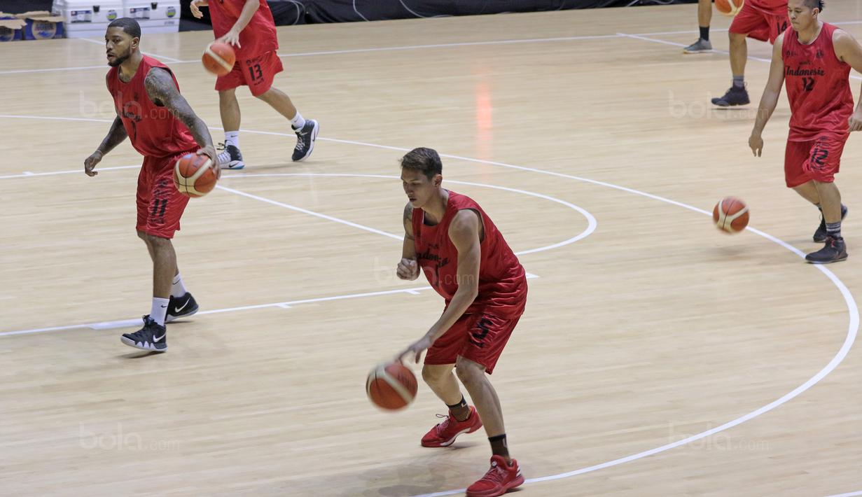 Aksi Daniel Wenas dkk. saat berlatih jelang test event Asian Games 2018 di Hall A Senayan, Jakarta, Rabu (7/2/2018). Test Event ini berlangsung pada 8-12 February 2018. (Bola.com/Nicklas Hanoatubun)