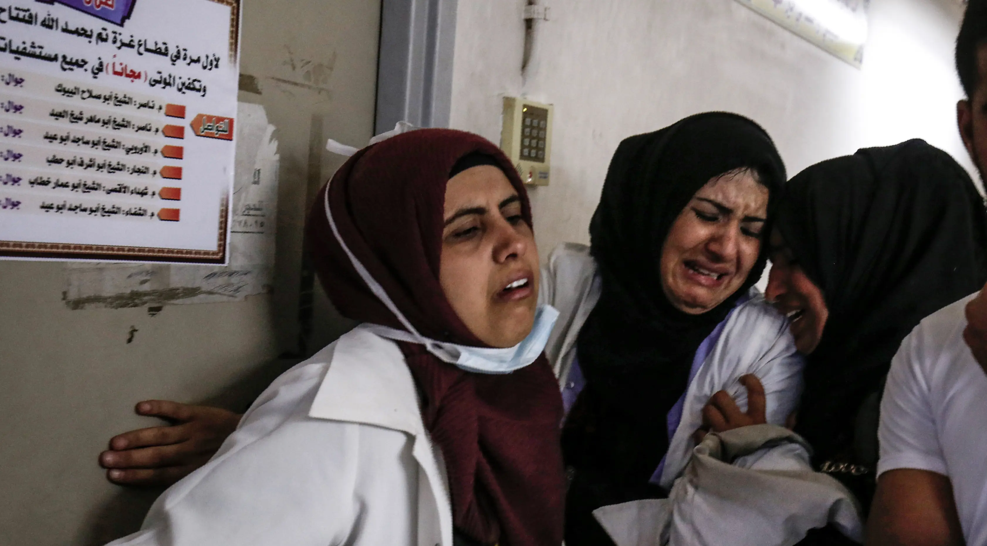 Perawat menangis atas kematian rekannya Razan al-Najjar di lorong rumah sakit Khan Yunis di Jalur Gaza selatan (1/6). Razan adalah sukarelawan Palestina berusia 21 tahun untuk kementerian kesehatan yang dikelola Hamas di Gaza. (AFP Photo/Kata Khatib)