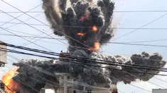 Sebuah bola api membubung dari sebuah bangunan yang terkena serangan udara Israel di daerah Abbasiyeh, pinggiran kota Tyre, Lebanon selatan, pada Rabu 8 April 2026. (Kawnat HAJU/AFP)