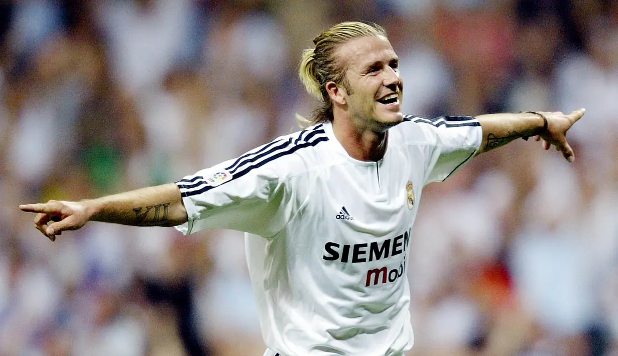 David Beckham adalah legenda sepakbola asal Inggris dan juga seorang selebritis. Ia terkenal dengan umpan akurat serta tendangan bebas yang mampu mematikan kiper lawan. (AFP/Javier Soriano)