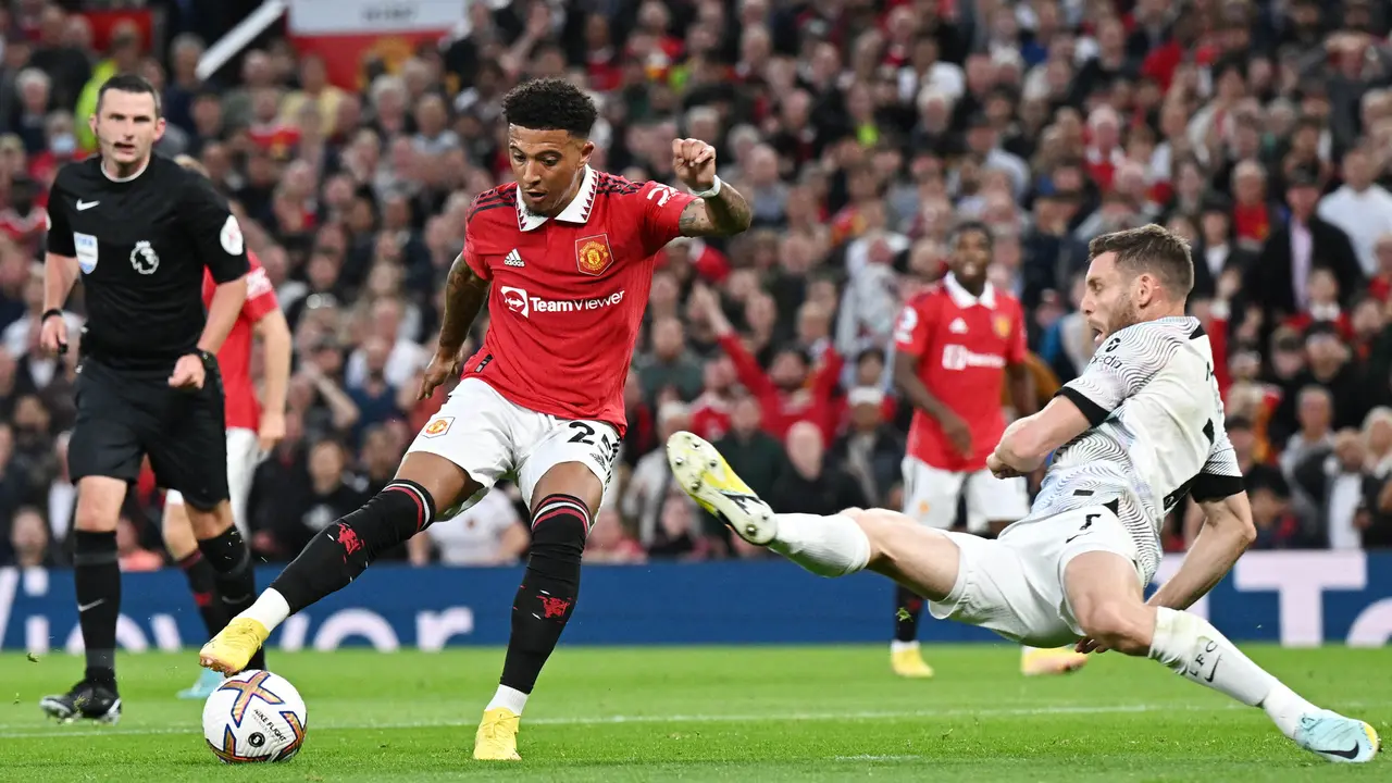 Foto: Aksi Jadon Sancho Gocek Milner Hingga Terjatuh, Manchester United Benamkan Liverpool di Liga Inggris