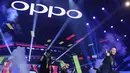 Aksi PSY saat menghibur penonton dalam acara Oppo Selfie Fest di ICE Tangerang, Banten, Kamis (24/11). Rayakan 3 tahun kesuksesan di Indonesia, Oppo gelar mega konser Oppo Selfie Fest, Dare To Dream. (Liputan6.com/Herman Zakharia)