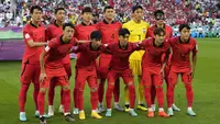 Pemain Timnas&nbsp;Korea Selatan melakukan sesi foto bersama dalam pertandingan Grup H Piala Dunia 2022 melawan Timnas Uruguay yang berlangsung di Education City Stadium, Qatar, Kamis (24/11/2022). (AP Photo/Lee Jin-man)