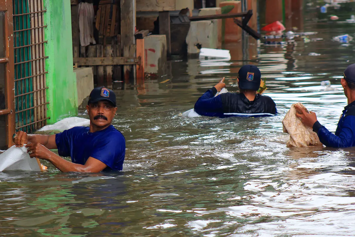 Sudin SDA Kewalahan Bersihkan Sampah Bukit Duri