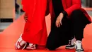 Thariq Halilintar dan Fuji tampil sebagai pasangan swag dan edgy memakai dress dan jas dengan kombinasi warna merah-hitam (Foto: Instagram @thariqhalilintar)