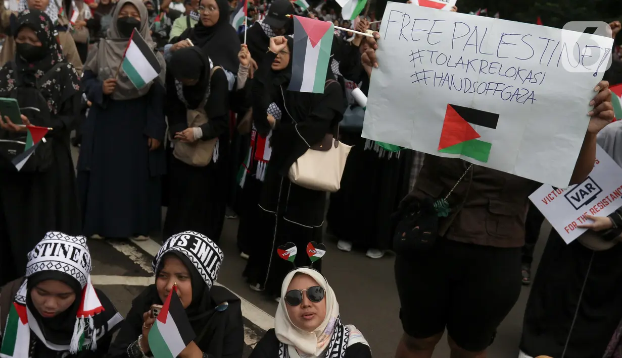 Pengunjuk rasa juga menggelar doa bersama untuk keselamatan warga Palestina yang saat ini masih berada di Gaza. (Liputan6.com/Herman Zakharia)