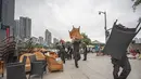 Para petugas membantu sejumlah pedagang yang tinggal di dekat tepi Sungai Yangtze memindahkan barang-barang mereka ke tempat yang lebih aman di Jalan Nanbin, Kota Chongqing, China barat daya (18/8/2020). (Xinhua/Huang Wei)