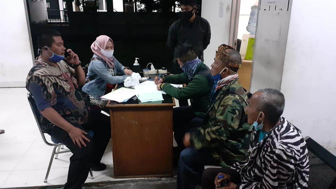 Deden (paling kanan) ditemukan setelah hilang 18 tahun. (Foto: Liputan6.com/Gani-Purbo Handoyo)