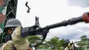 Prajurit TNI dari Batalyon Infanteri Raider berpartisipasi dalam latihan perang gerilya di pangkalan mereka di Banda Aceh, provinsi Aceh, 30 April 2019.  Prajurit batalion raider dilatih  untuk siap melakukan berbagai operasi khusus dan penugasan mendadak. (CHAIDEER MAHYUDDIN / AFP)