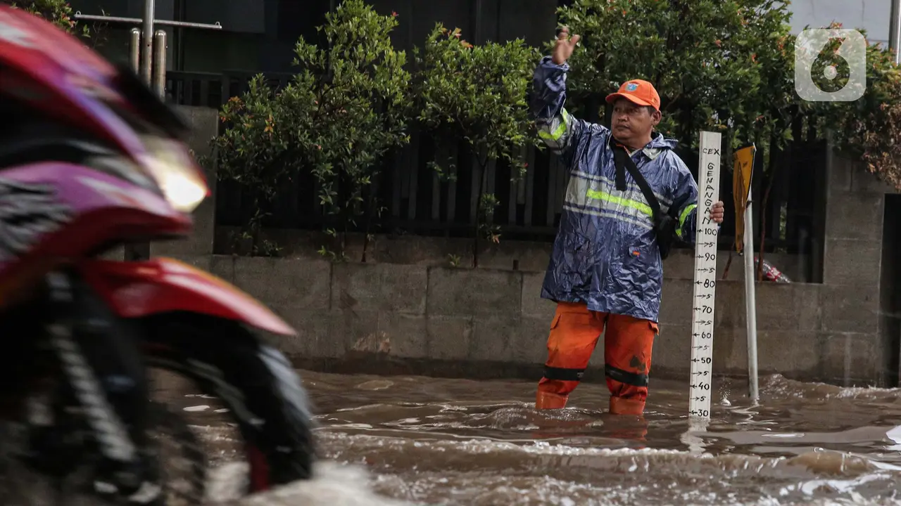 Diguyur Hujan Deras, Genangan Air Hambat Lalu Lintas di Sekitar Pasar Cipulir Jakarta