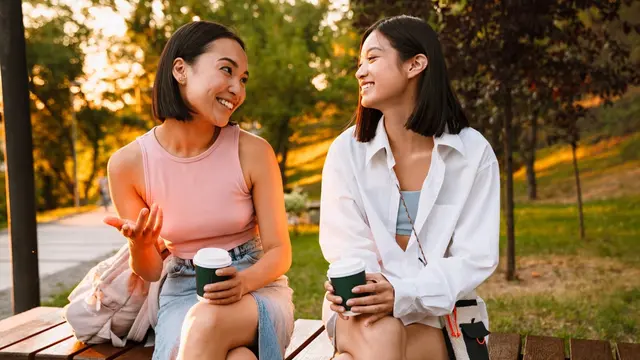 perempuan bercerita sahabat pertemanan