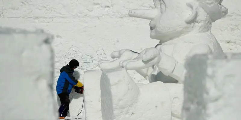 Patung Es Raksasa Meriahkan Olimpiade PyeongChang 2018