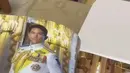 Souvenir dibungkus putih tersebut berisikan album-album foto kedua mempelai. Misalnya saja potret Pangeran Mateen mengenakan seragam militernya, Anisha Rosnah mengenakan baju pinknya.  [@littleummi.bn]
