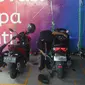 Teknisi melakukan perawatan motor pengendara pada peluncuran kampanye #SegarinMotor oleh PT Surganya Motor Indonesia (Planet Ban) di Depok, Jawa Barat. (Liputan6.com)